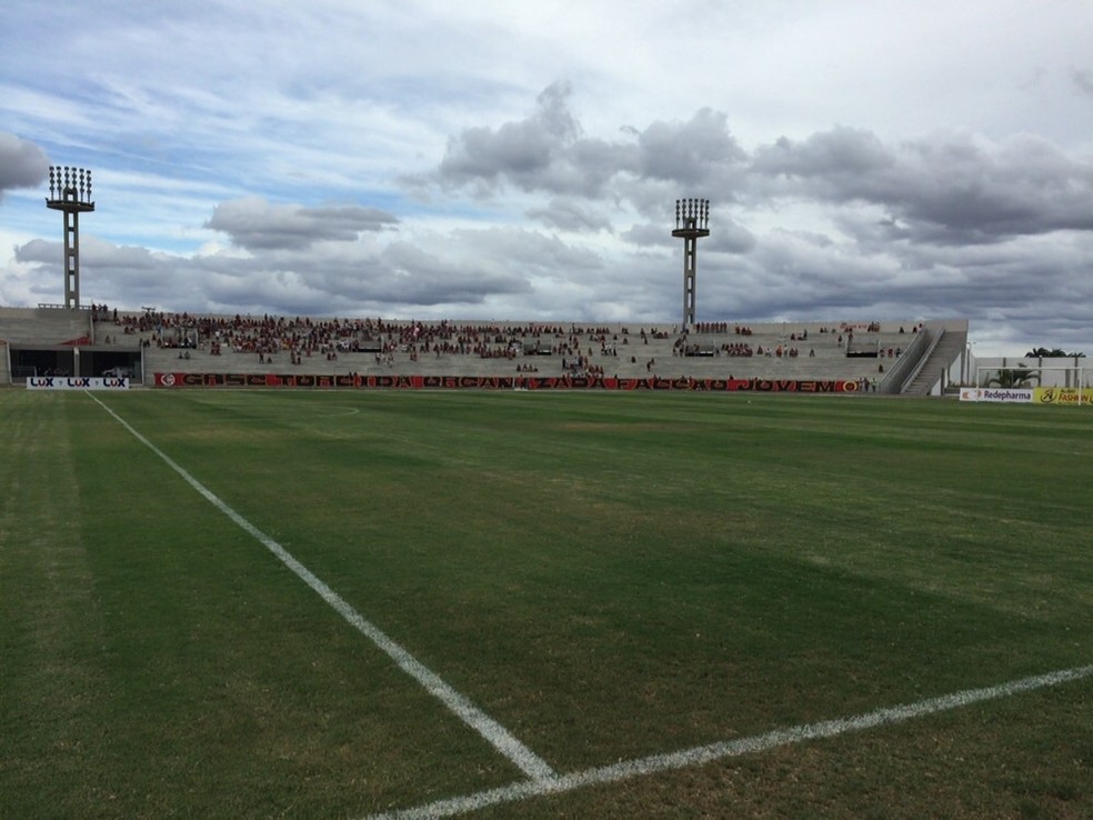 Apesar da menor dist�ncia percorrida, o Campinense pode ter problemas no in�cio do estadual por causa das obras do gramado do Est�dio Amig�o (Foto: Silas Batista / GloboEsporte.com/pb)