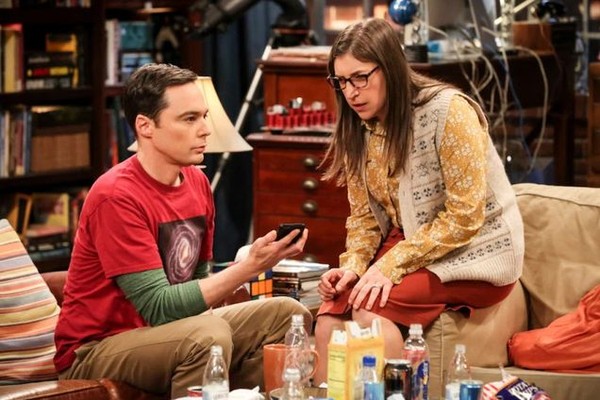 Mayim Bialik e Jim Parsons em cena da série The Big Bang Theory (Foto: Reprodução)
