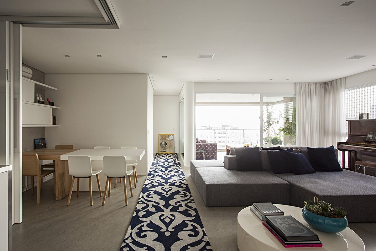 Os tapetes são responsáveis por também delimitar os cômodos. Projeto do Korman Arquitetos (Foto: Divulgação/ Gui Morelli)