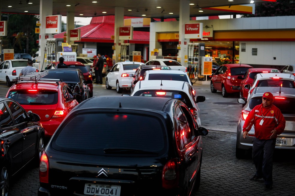 Motoristas fazem fila em posto de gasolina na Marginal Tietê, na Zona Norte de SP (Foto: Felipe Rau/Estadão Conteúdo)