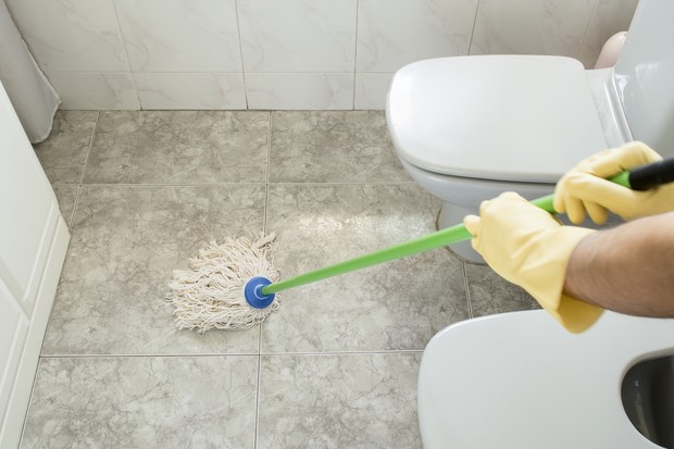 scrubbing the bathroom floor (Foto: Getty Images/iStockphoto)