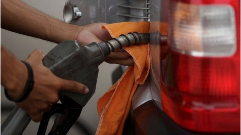 Queda do preço dos combustíveis no curto prazo será anulado por reajuste de preços da Petrobras, afirma analista (Foto: Reuters via BBC News)