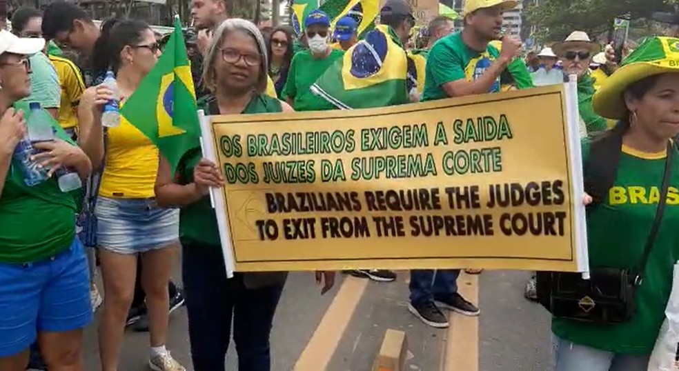 Maceió, 7 de setembro, 11h - Manifestantes pró-Bolsonaro exibiam cartazes com pedidos antidemocráticos — Foto: Alex Alves/TV Gazeta