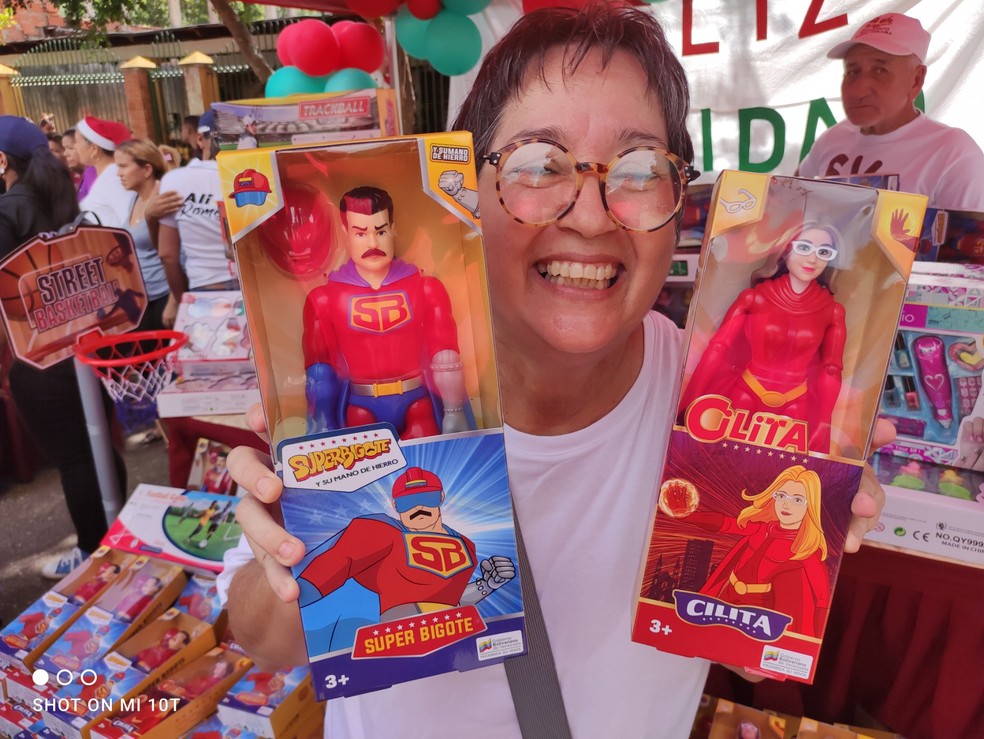 Deputada Carola Chávez mostra os brinquedos Super Bigote e Cilita, inspirados em Nicolás Maduro e sua mulher — Foto: Reprodução/Twitter/Carola Chávez