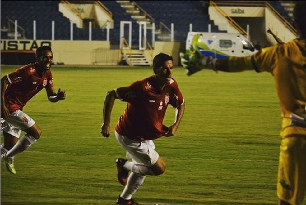Kiko Alagoano comemora gol pelo Sergipe — Foto: José Maria Marques