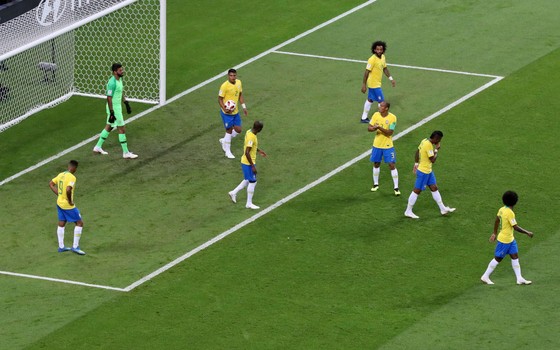 Gol da Bélgica. A defesa do Brasil ficou desorientada após tomar o gol contra de Fernandinho no primeiro tempo (Foto: Getty Images)