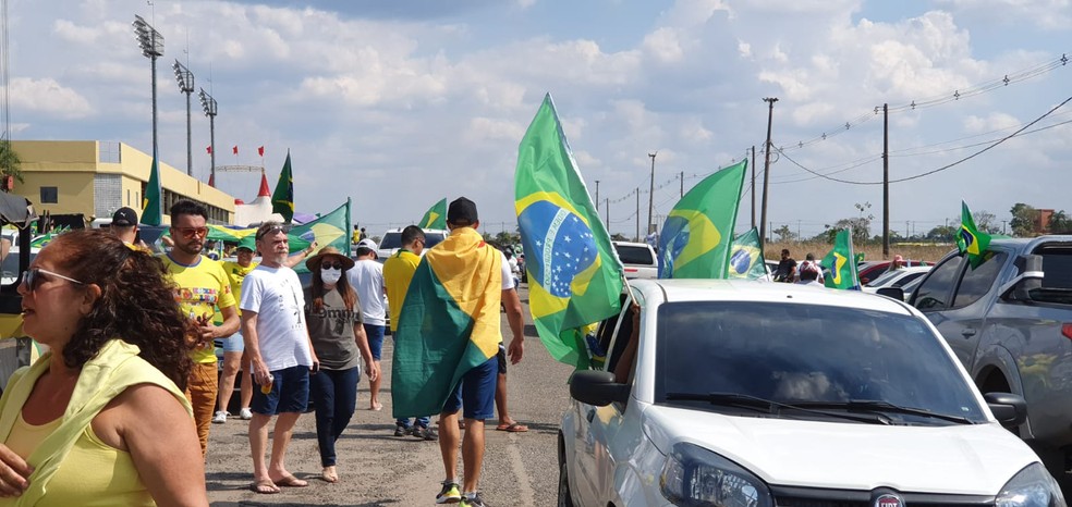 RIO BRANCO (AC) - Ato, convocado pelo presidente Jair Bolsonaro, reuniu moradores da capital acreana em passeata — Foto: Andryo Amaral/Rede Amazônica Acre