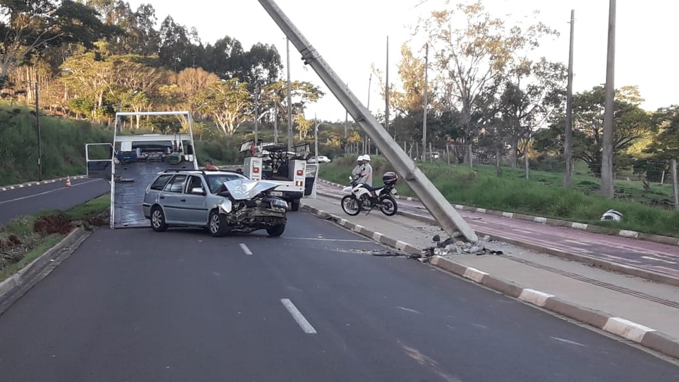 Carro bateu em poste na Rodovia Raimundo Maiolini — Foto: Betto Lopes/TV Fronteira
