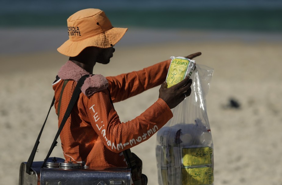 Biscoito Globo sendo vendido na praia por vendedores ambulantes (Foto Reprodução/O Globo)