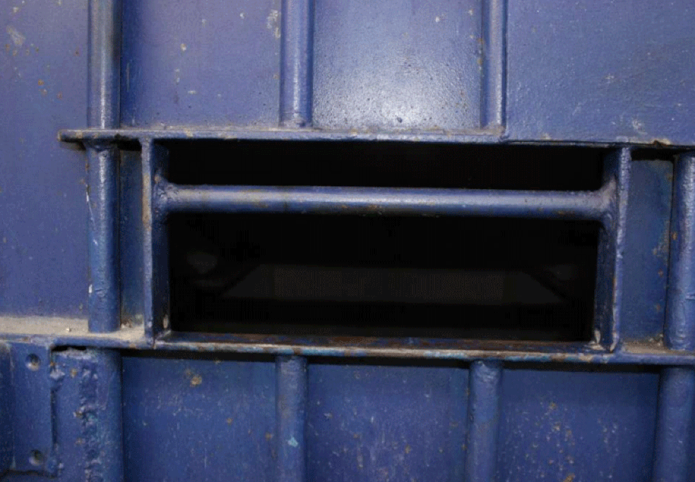 Celas escuras usadas para abrigar alguns presos com coronavírus na Penitenciária de Sorocaba — Foto: Divulgação Defensoria