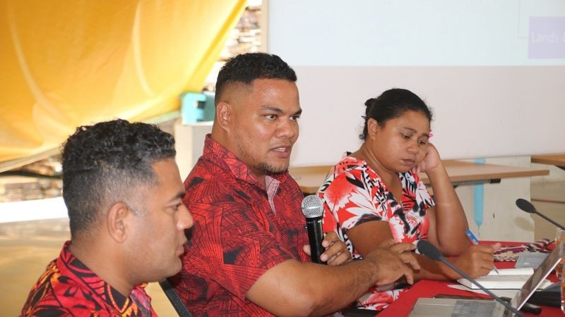 Simon Kofe (no centro da imagem), destacou que seu país busca vias alternativas no direito internacional para obter indenização (Foto: Min. Relações Exteriores de Tuvalu via BBC News)