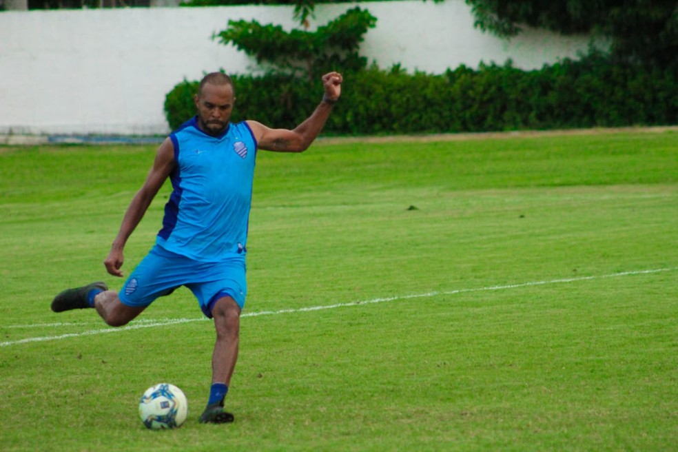 Alecsandro trabalha para melhorar o condicionamento físico — Foto: Mac Cavalcante/GloboEsporte.com