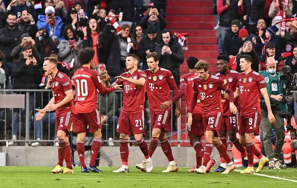 Jogadores do Bayern celebram gol de Goretzka sobre o Freiburg — Foto: REUTERS