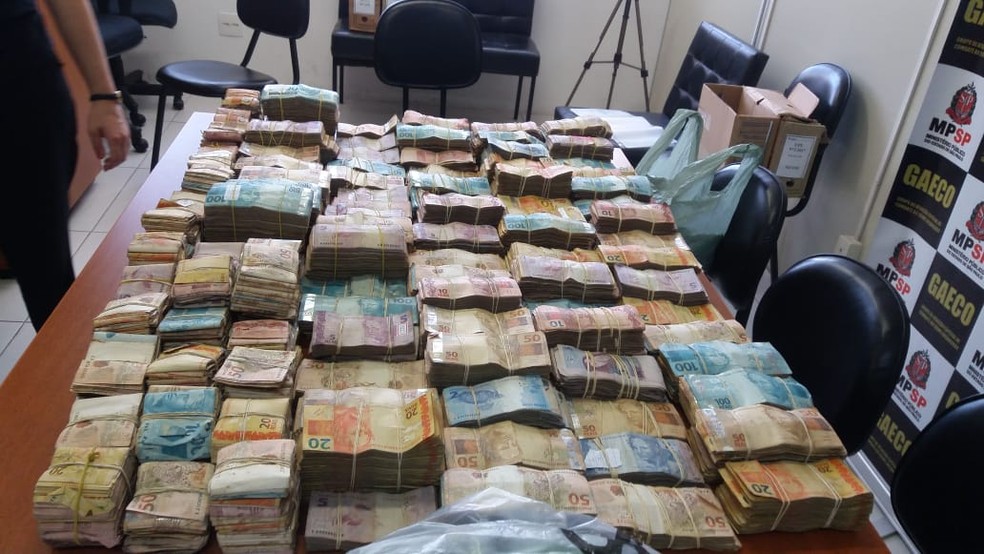 Grande quantidade de dinheiro foi apreendida em Sorocaba — Foto: Polícia Militar/Divulgação