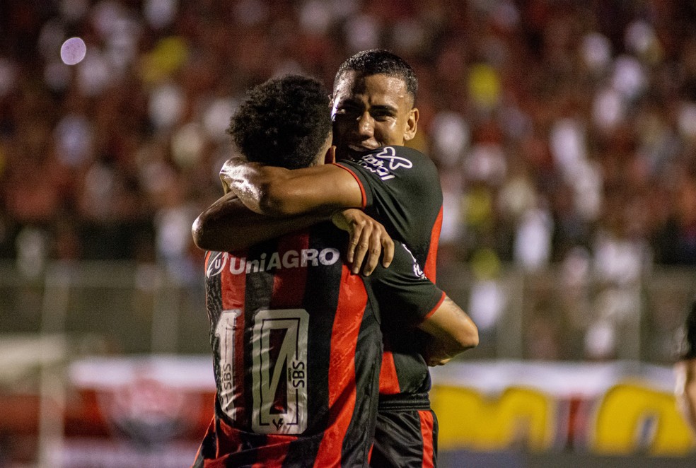 Matheusinho e Zé Hugo comemoram segundo gol do Vitória contra o Londrina — Foto: Victor Ferreira / EC Vitória