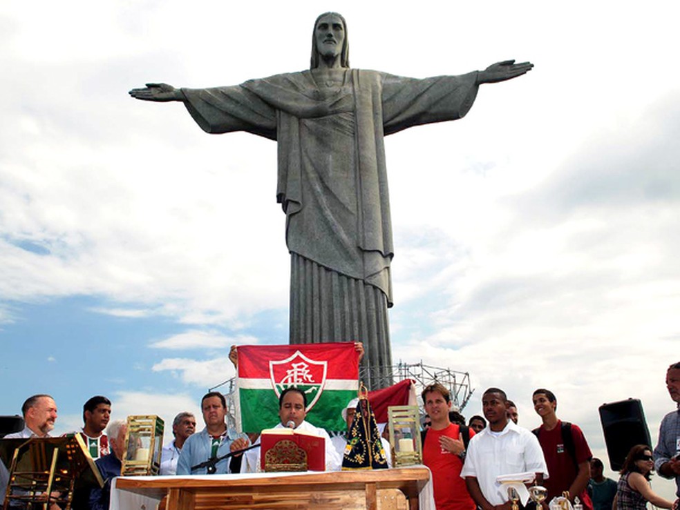 Padre Omar, torcedor do Fluminense, celebra missa aos pés do Cristo Redentor, com a bandeira tricolor ao fundo