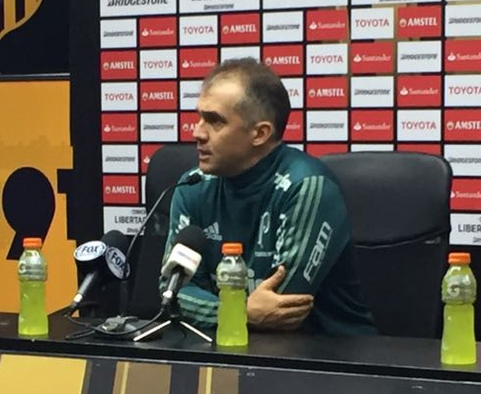 Eduardo Baptista durante entrevista coletiva no Uruguai (Foto: Felipe Zito)