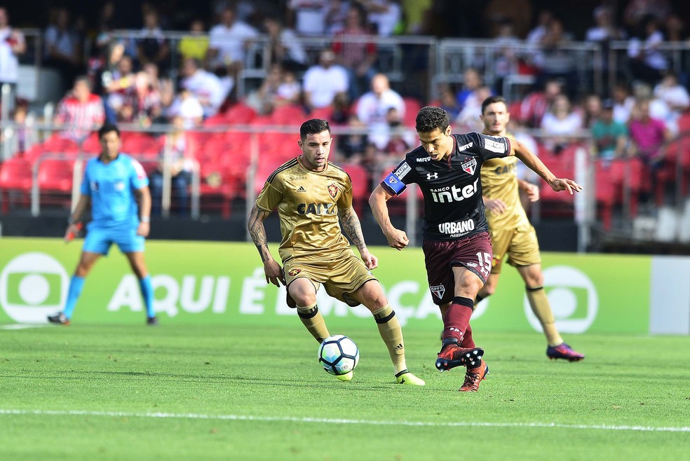 Hernanes foi titular contra o Sport (Foto: Marcos Ribolli)