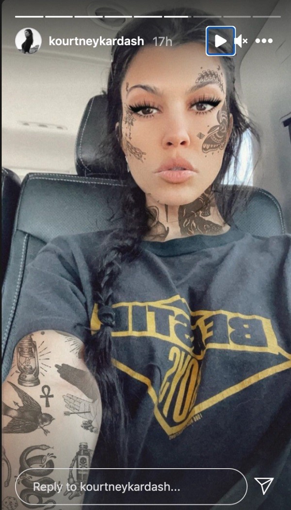 A selfie de Kourtney Kardashian sob efeito de um filtro de tatuagem em homenagem ao namorado Travis Barker (Foto: Instagram)