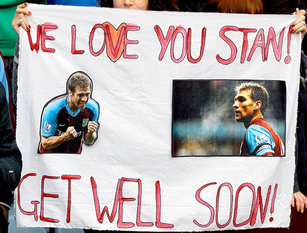 torcida do Aston Villa com faixa de apoio para Stiliyan Petrov  (Foto: AP)