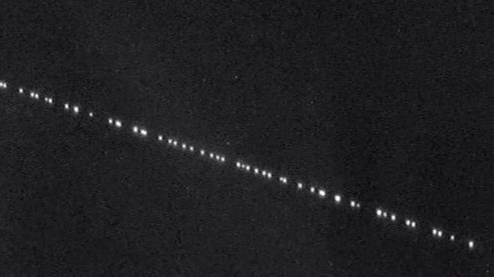 Astrônomos estão preocupados que os satélites brilhantes possam dificultar suas pesquisas, como essa trilha de satélite Starlink — Foto: Marco Langbroek/Sattrakcam Leiden