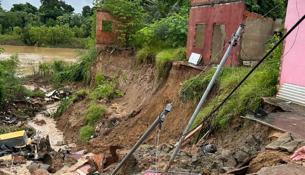 Duas famílias foram removidas de casas após deslizamento de terra em rua de Rio Branco — Foto: Arquivo/Defesa Civil de Rio Branco