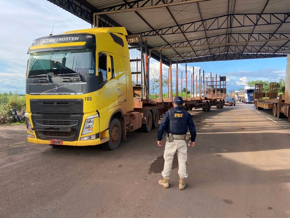 Caminhão não estava carregado quando foi apreendido pela PRF — Foto: Divulgação/Polícia Rodoviária Federal