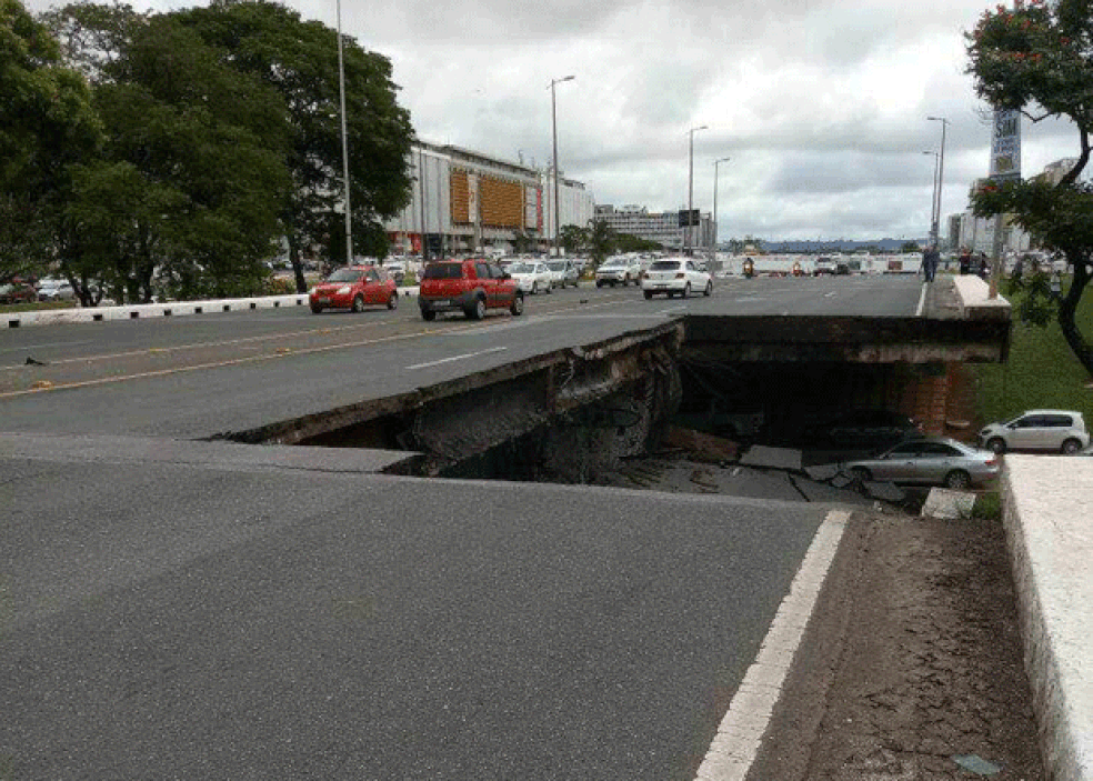 Buraco aberto com o desabamento do viaduto no Eixão Sul, em Brasília (Foto: Divulgação)
