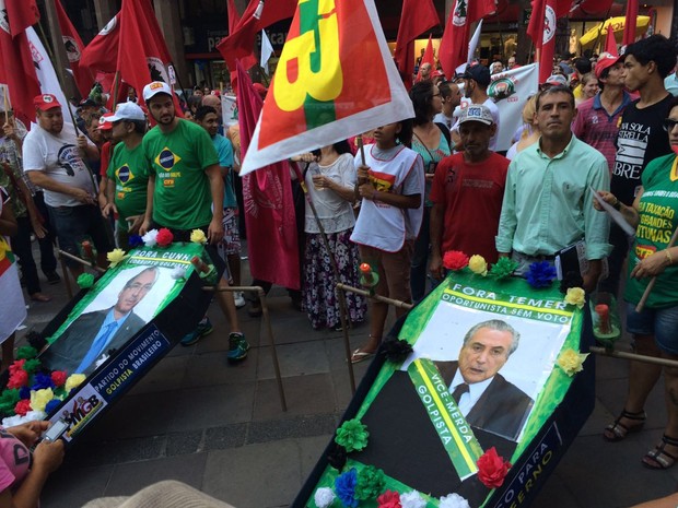 Cartazes contrários ao vice-presidente Michel Temer em protesto em Porto Alegre (Foto: Reprodução/RBS TV)