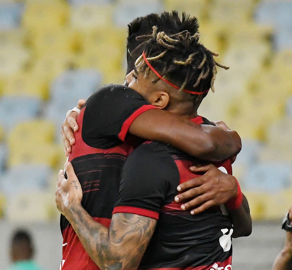 Gabriel e Bruno Henrique se abraçam em momento do gol — Foto: André Durão