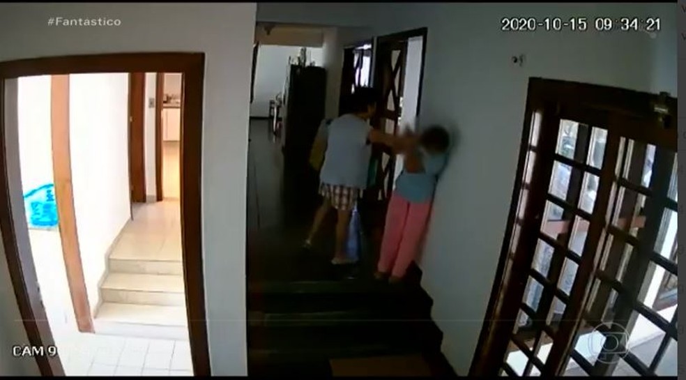 Vídeo: embaixadora das Filipinas no Brasil agride empregada doméstica dentro da residência diplomática — Foto: Rede Globo
