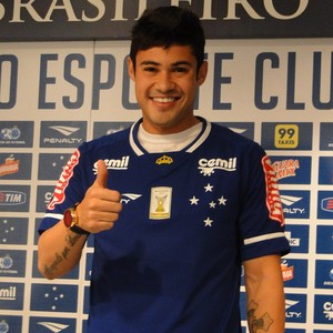 Luxa elogia, mas desconhece características de Vinícius Araújo