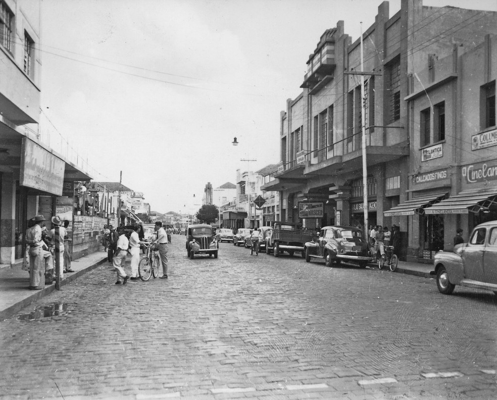Rua comercial de Uberl&acirc;ndia em 1953 &mdash; Foto: Acervo do IBGE