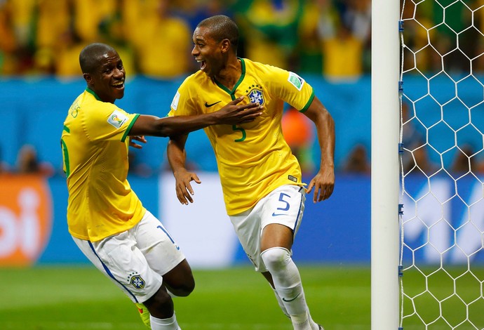 Fernandinho e Ramires gol Brasil x Camarões (Foto: Reuters)