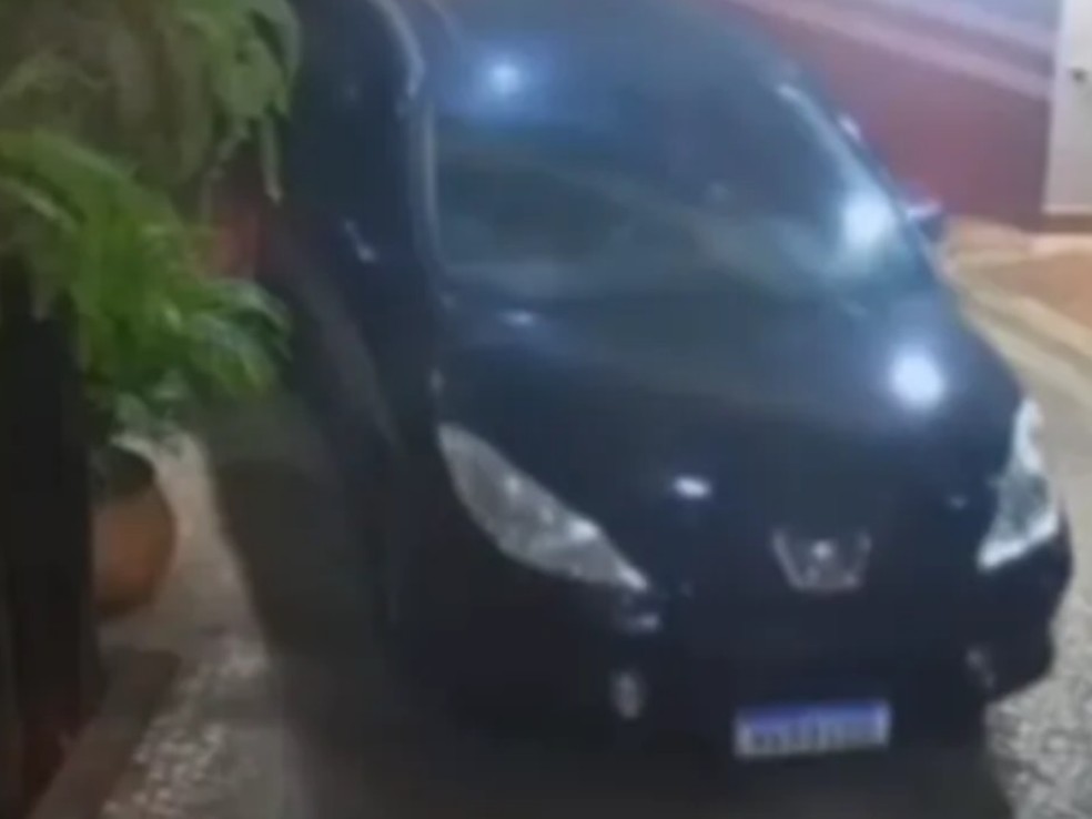 Câmera filma quando carro de Leandro Alves sai de motel, onde matou e torturou garota de programa, em Goiás — Foto: Divulgação/Polícia Civil