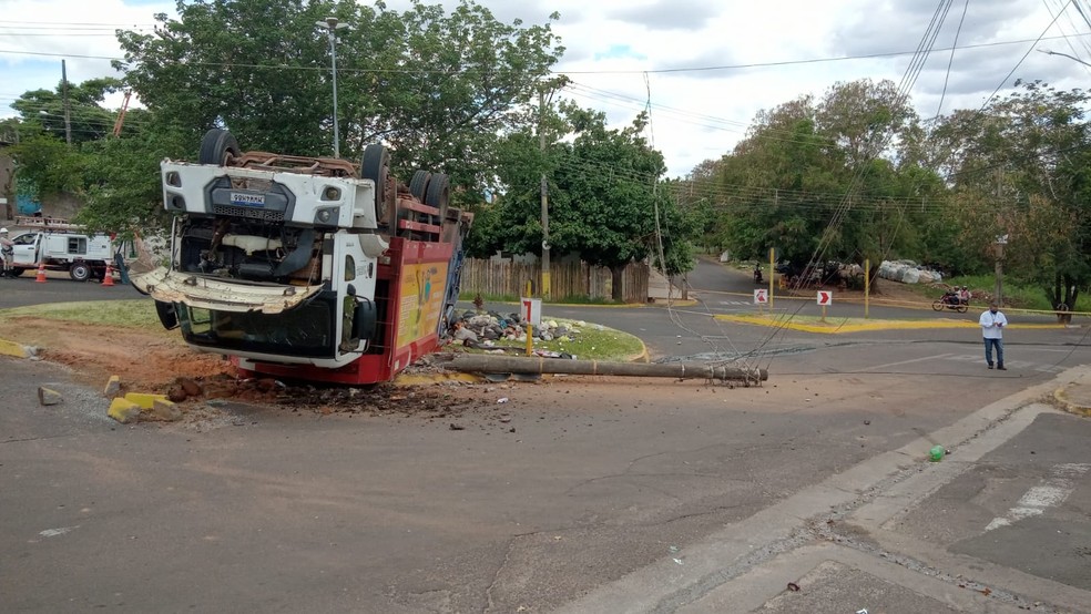 Caminhão da Prudenco tombou na Rua Abílio Nascimento com a Avenida Juscelino Kubitschek — Foto: João Martins/TV Fronteira