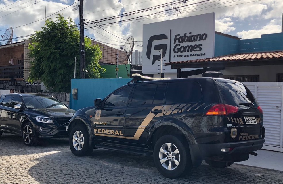 Mandado de busca e apreensão foi cumprido em empresa de radialista, em João Pessoa (Foto: Walter Paparazzo/G1)