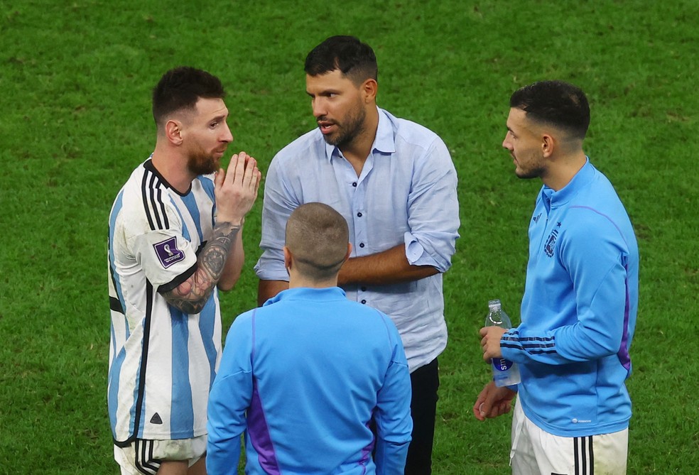 Agüero entrou no gramado para comemorar a vaga da Argentina com Messi, Gómez e Paredes — Foto: Reuters
