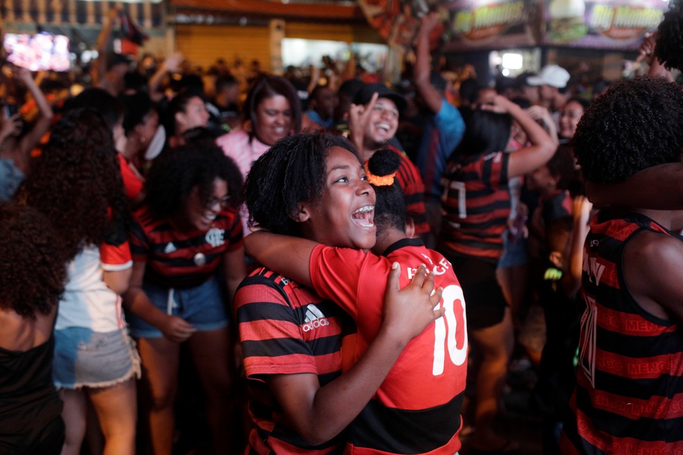 Torcedores comemoram gol do Flamengo sobre o River — Foto: Ricardo Moraes / Reuters