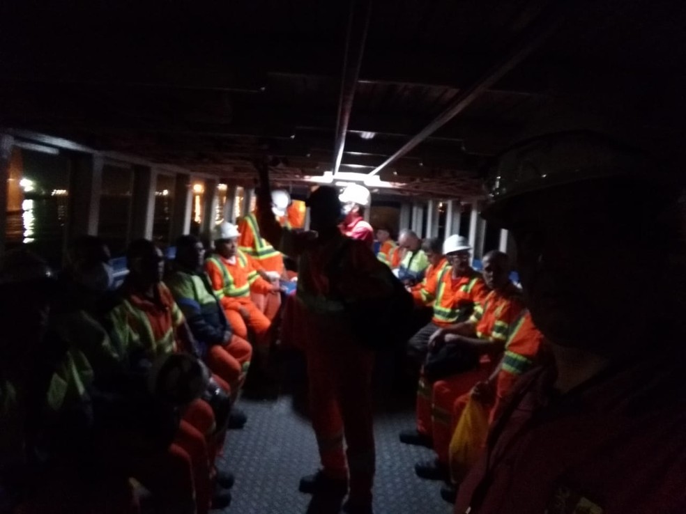 Barca lotada de trabalhadores portu&aacute;rios em dire&ccedil;&atilde;o a terminal no Porto de Santos &mdash; Foto: G1 