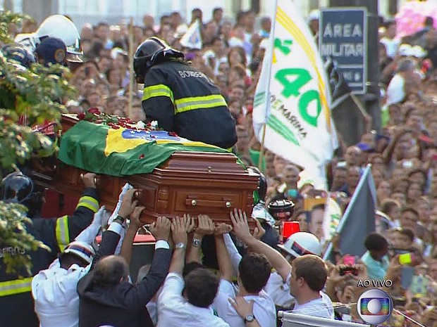Caixão levando corpo de Eduardo Campos é colocado sobre carro do Corpo de Bombeiros (Foto: Reprodução / TV Globo)