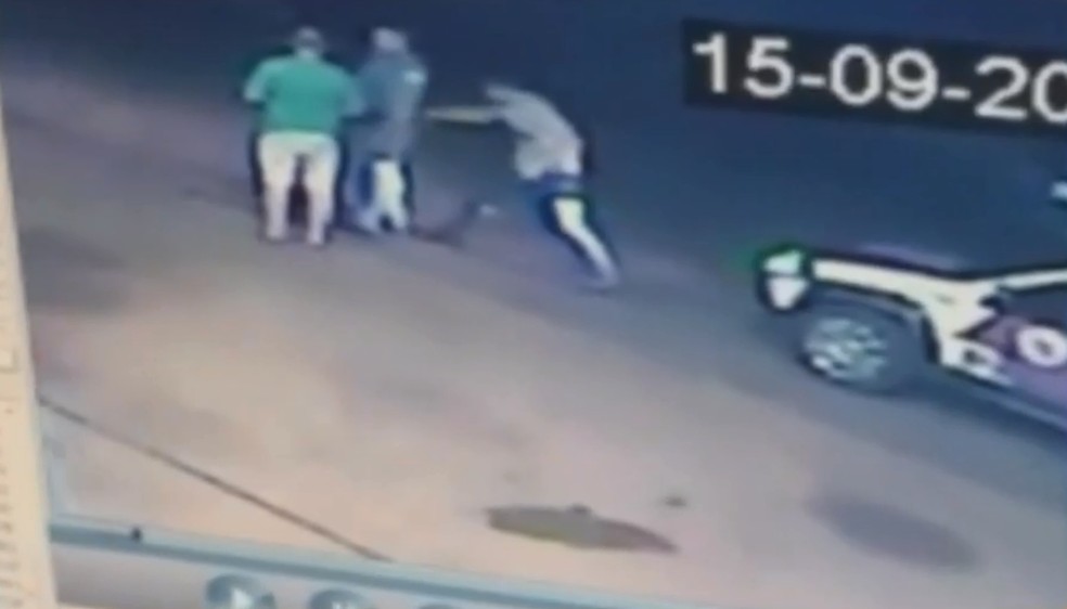 Momento em que motorista tira a arma do policial em posto de combustÃ­vel de Palestina â Foto: ReproduÃ§Ã£o/TV TEM