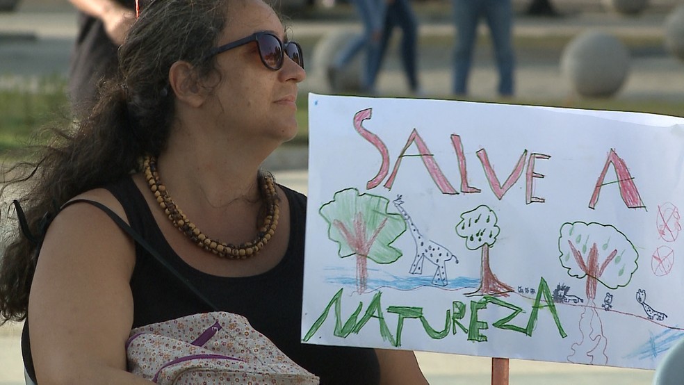 Movimento 'Greve pelo Clima' reuniu simpatizantes na Praça Deodoro nesta sexta (20) — Foto: Miguel Nery