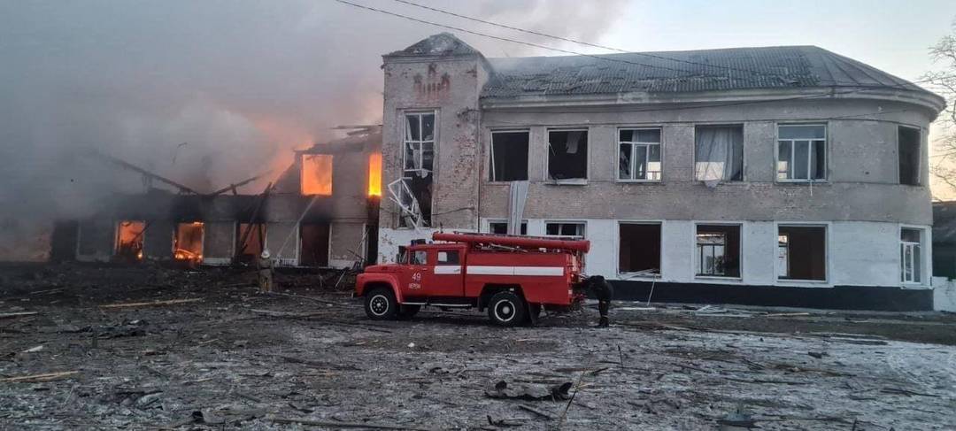 Imagem divulgada por autoridades ucranianas mostra o que seria a escola atacada por forças russas em Kharkiv