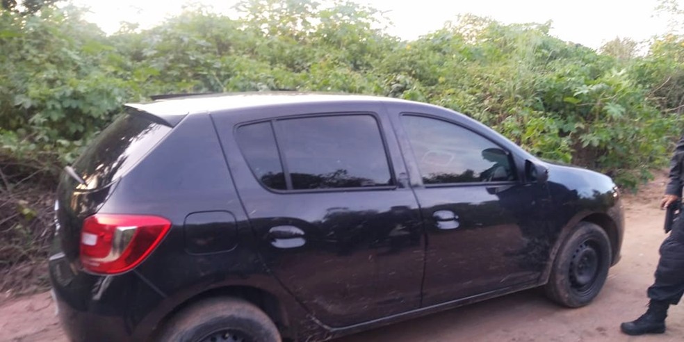 Sandero que estava com Eliedson foi levado pelos criminosos. Pouco tempo depois, carro foi encontrado abandonado â€” Foto: PMRN/DivulgaÃ§Ã£o