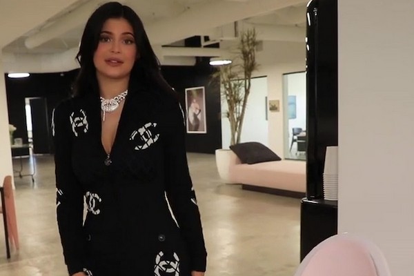 Imagens do tour feito pela socialite e empresária Kylie Jenner por seu escritório (Foto: YouTube)