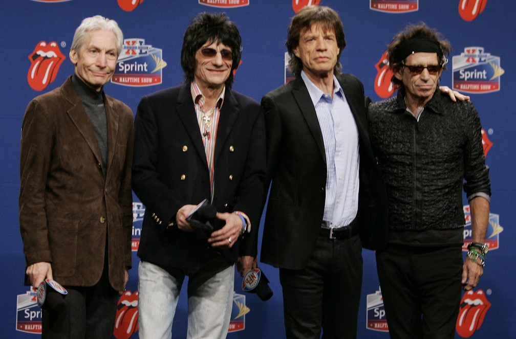 Charlie Watts, Ron Wood, Mick Jagger e Keith Richards, do Rolling Stones, posam ao chegar para a coletiva do Super Bowl em 2006 — Foto: AP Photo/Michael Conroy, File