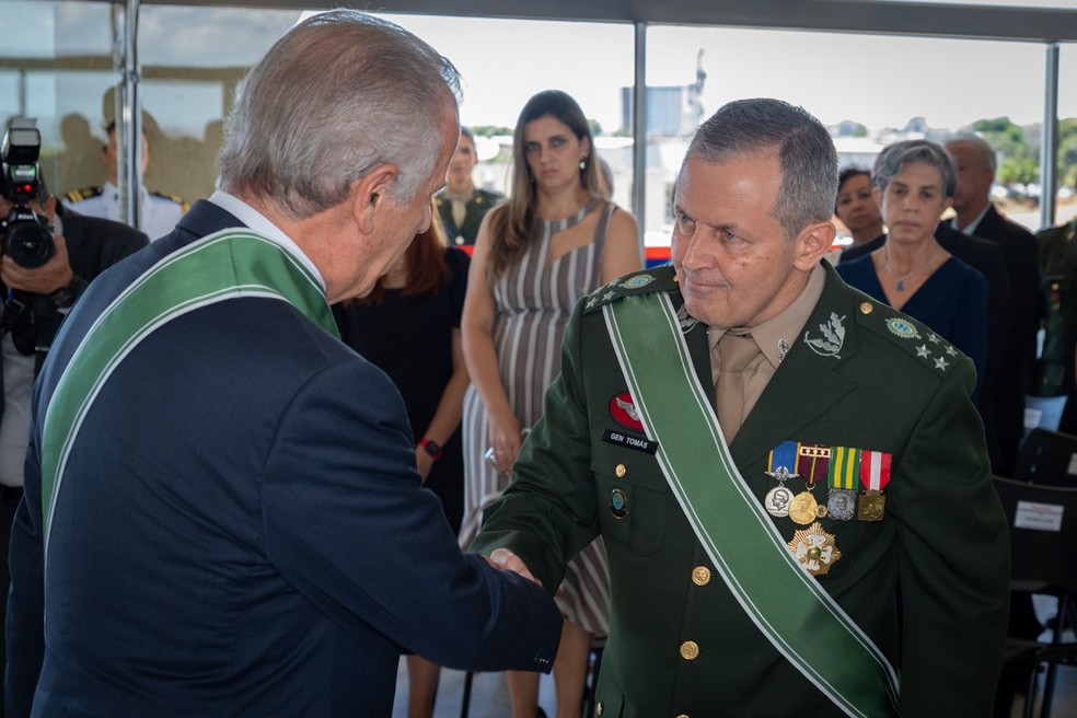 General Tomás Miguel Paiva é cumprimentado pela ministro da Defesa, José Múcio Monteiro, em cerimônia de transmissão do comando do Exército — Foto: Reprodução/ Exército