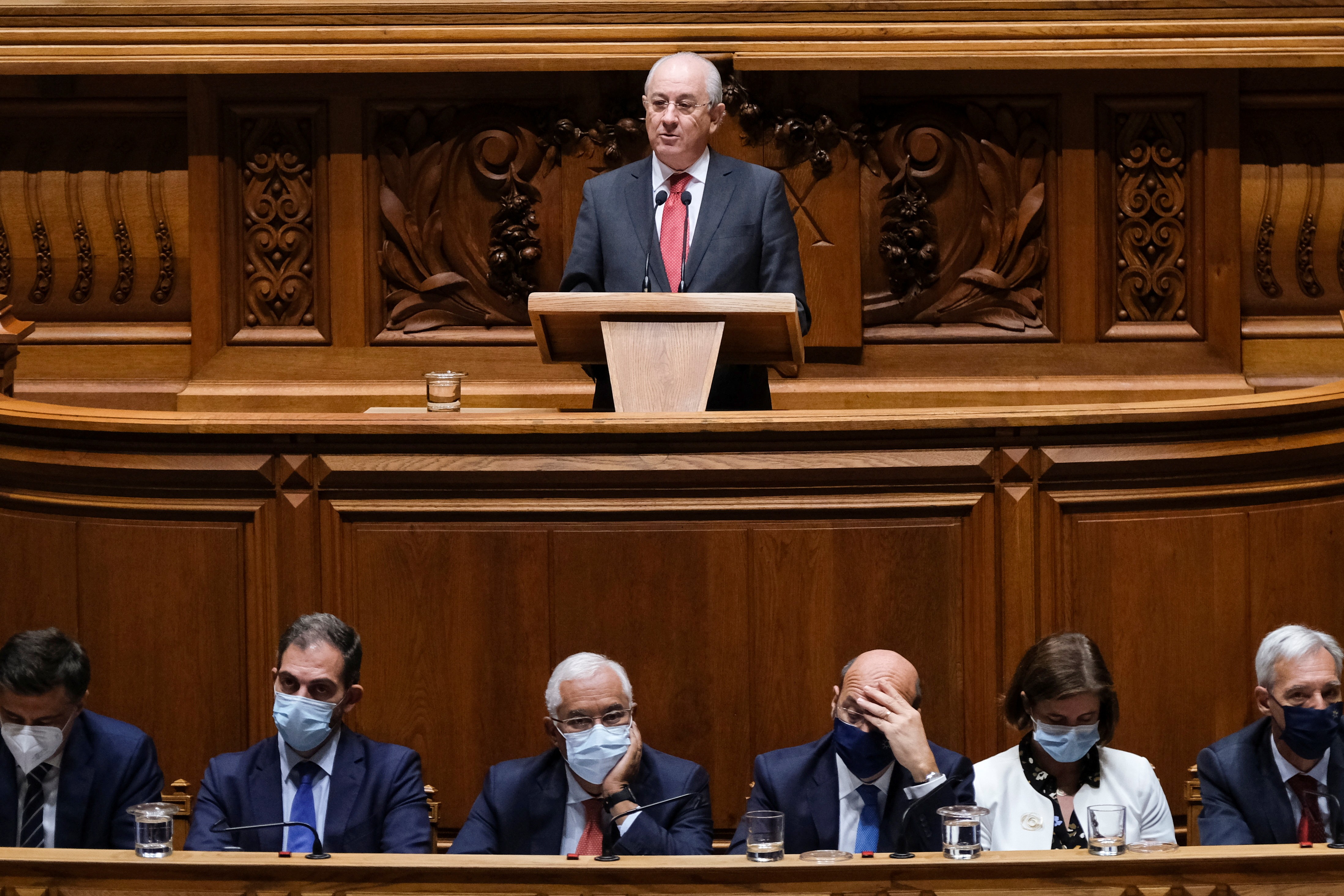 Parlamento: Rui Rio discursa e António Costa, abaixo, ouve