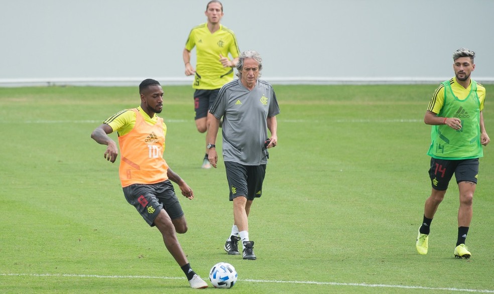 Gerson é observado de perto por Jorge Jesus no treino em Doha — Foto: Alexandre Vidal / Flamengo